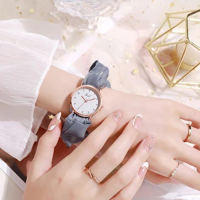 Stylish Women's Quartz Watch -1 Pc Water Resistant Bracelet Timepiece.